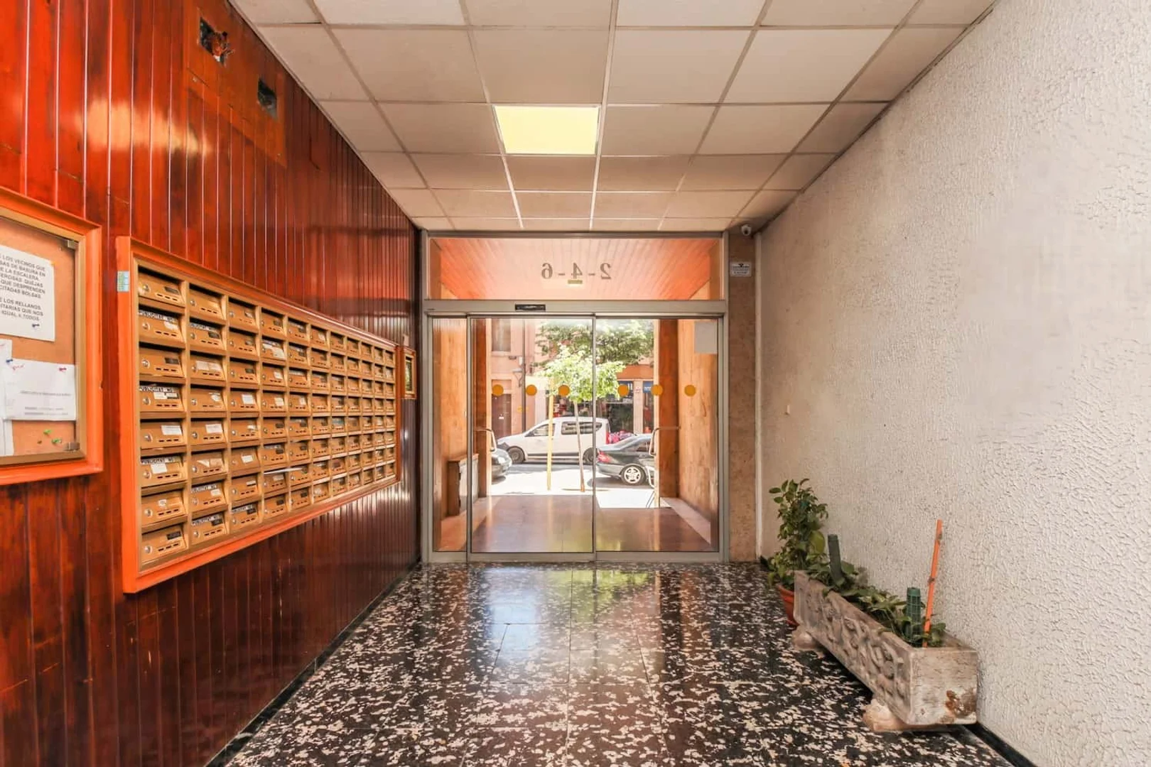 Habitación estudiantil funcional perfecta para estudiar en 