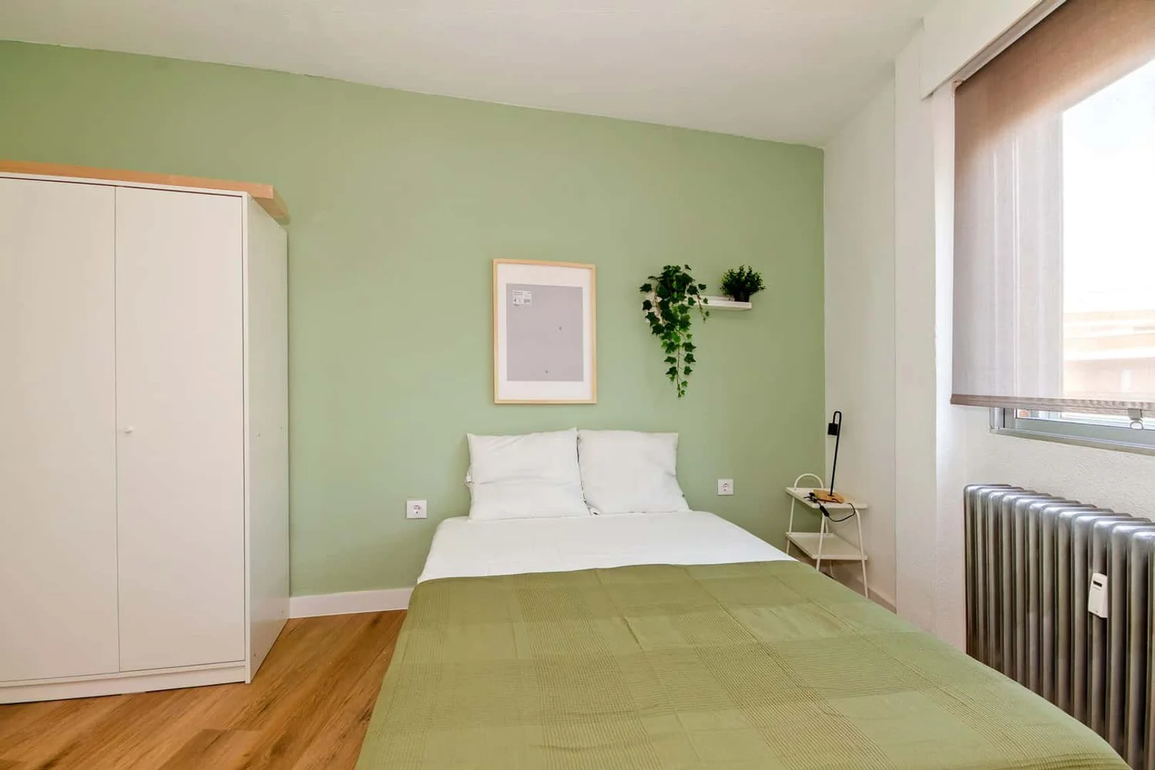 Habitación estudiantil luminosa y aireada con fácil acceso a la universidad en 