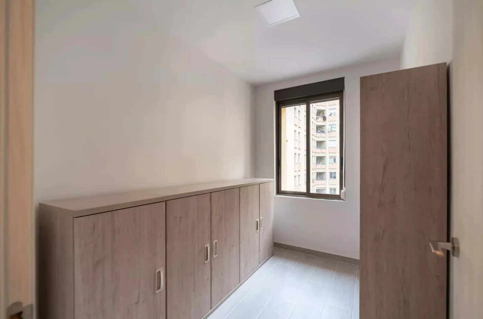 Habitación asequible para estudiantes con buena iluminación en 