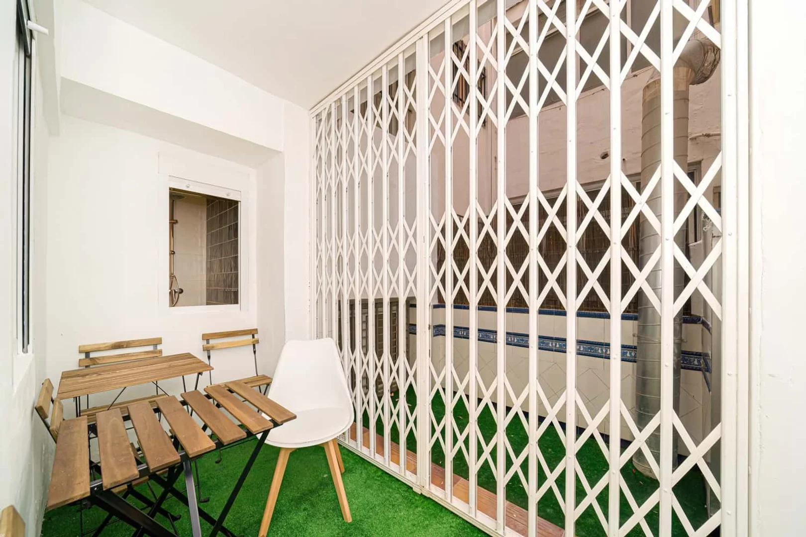 Affordable room for students with ample lighting in 