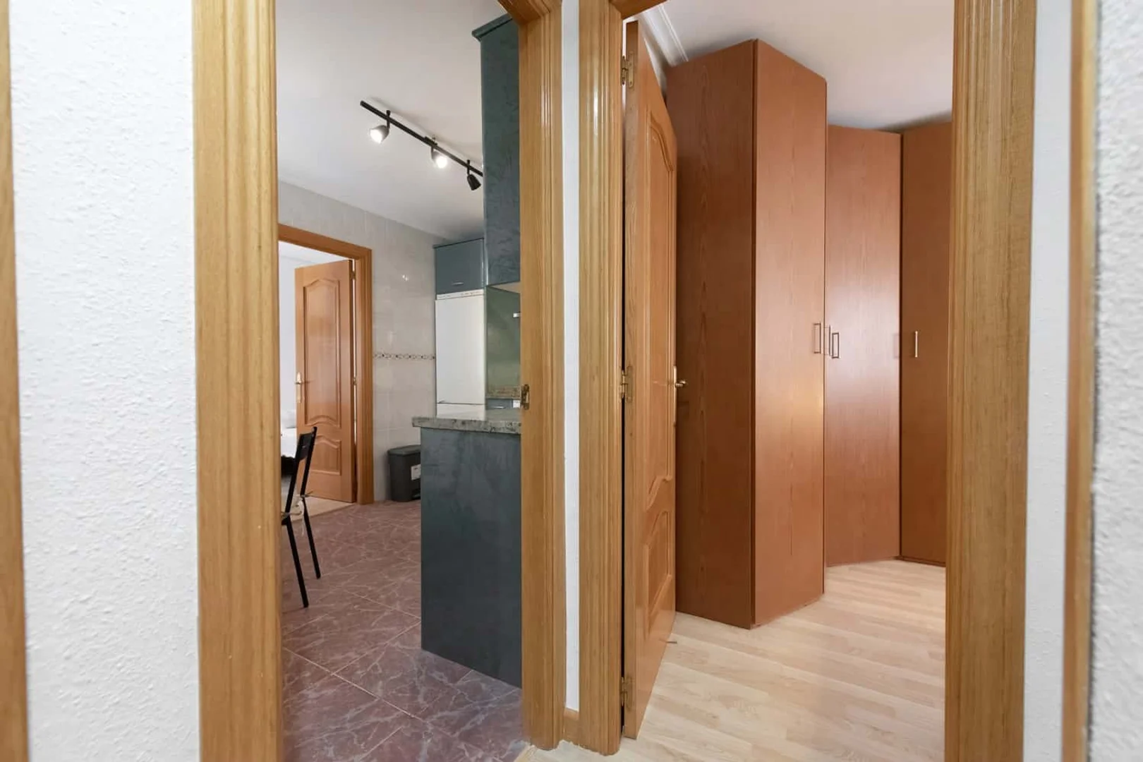 'de öğrenci dairesinde, tamamen mobilyalı kiralık oda