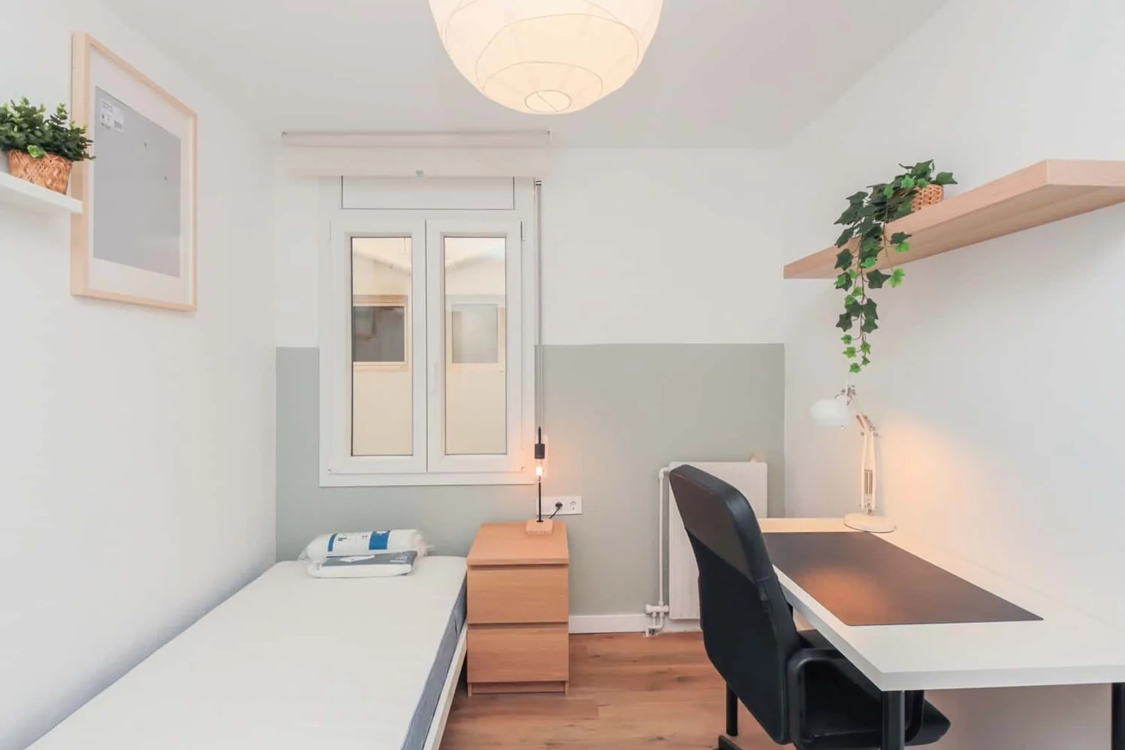 Habitación estudiantil funcional perfecta para estudiar en