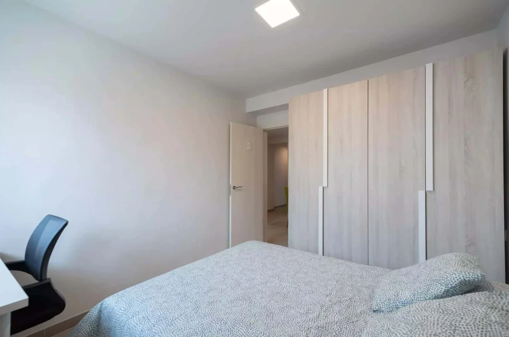 Habitación para estudiantes en  con área de estudio y facilidades compartidas