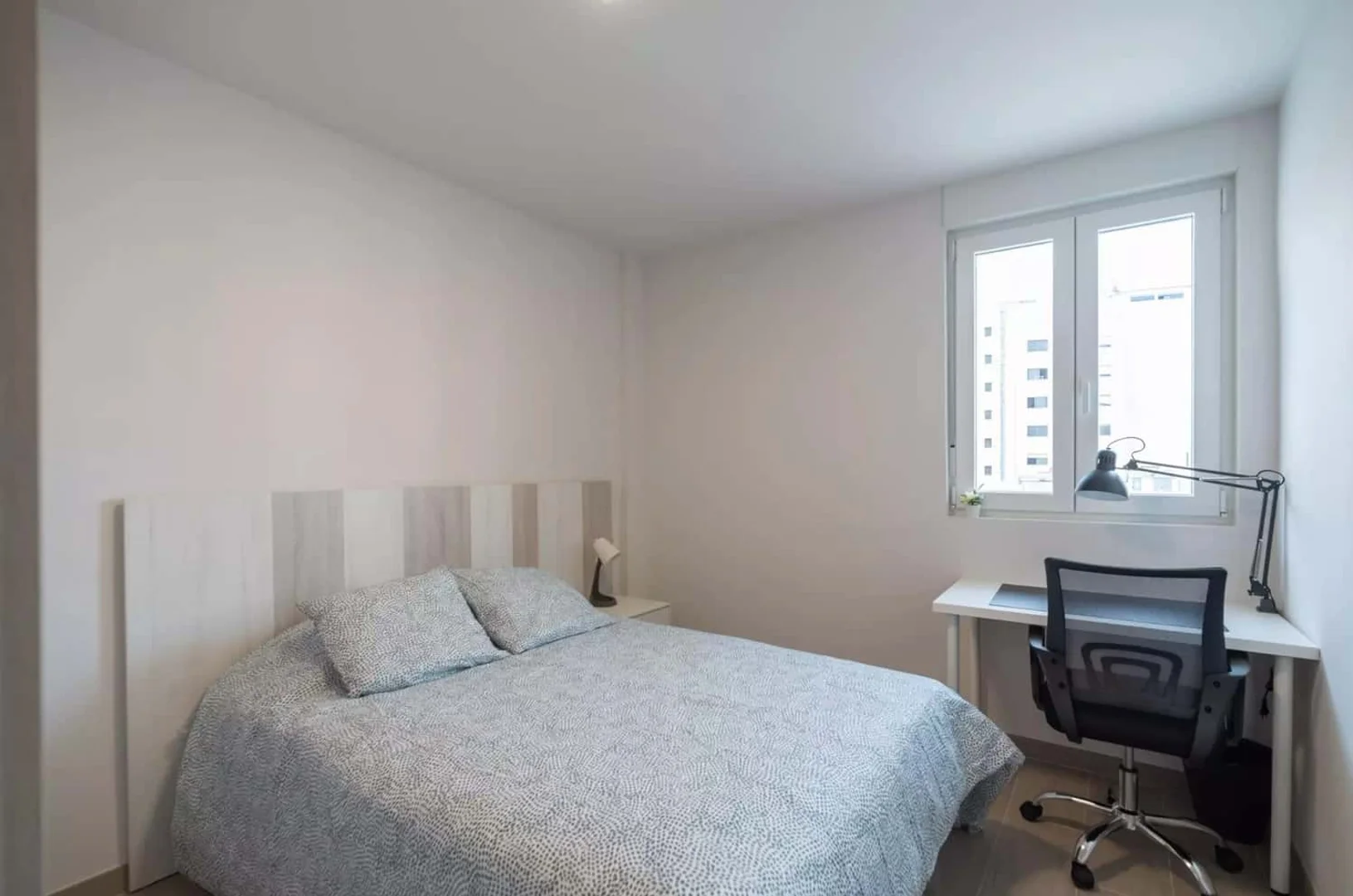 Habitación estudiantil económica cerca del campus en 