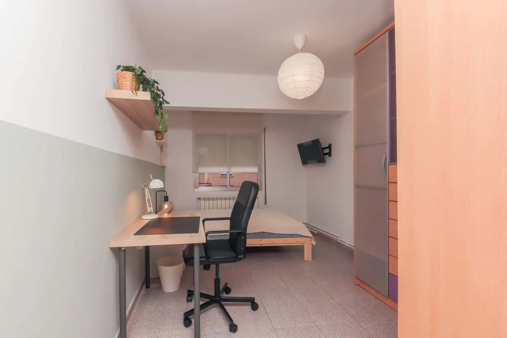 Chambre abordable pour les étudiants avec un bon éclairage dans 