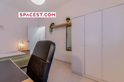 Chambre privée à C. Artesanía, 2, bajo a, 47005 Valladolid, Spain, image 1 de 10