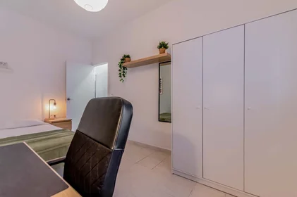 Chambre privée à C. Artesanía, 2, bajo a, 47005 Valladolid, Spain, image 1 de 30