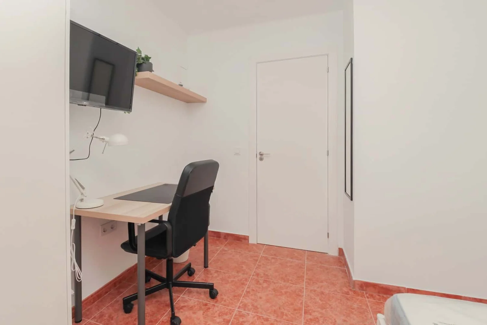 Habitación para estudiantes en  con área de estudio y facilidades compartidas
