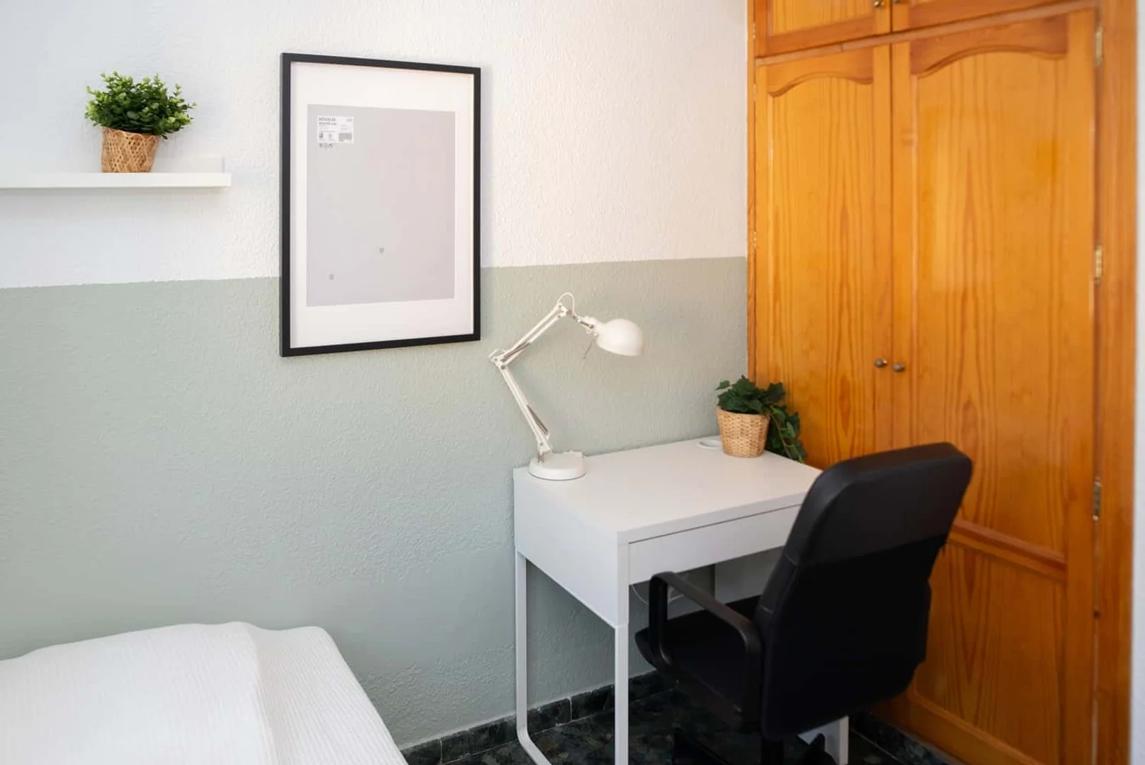 Zimmer in Studentenwohnung in zu vermieten, voll möbliert
