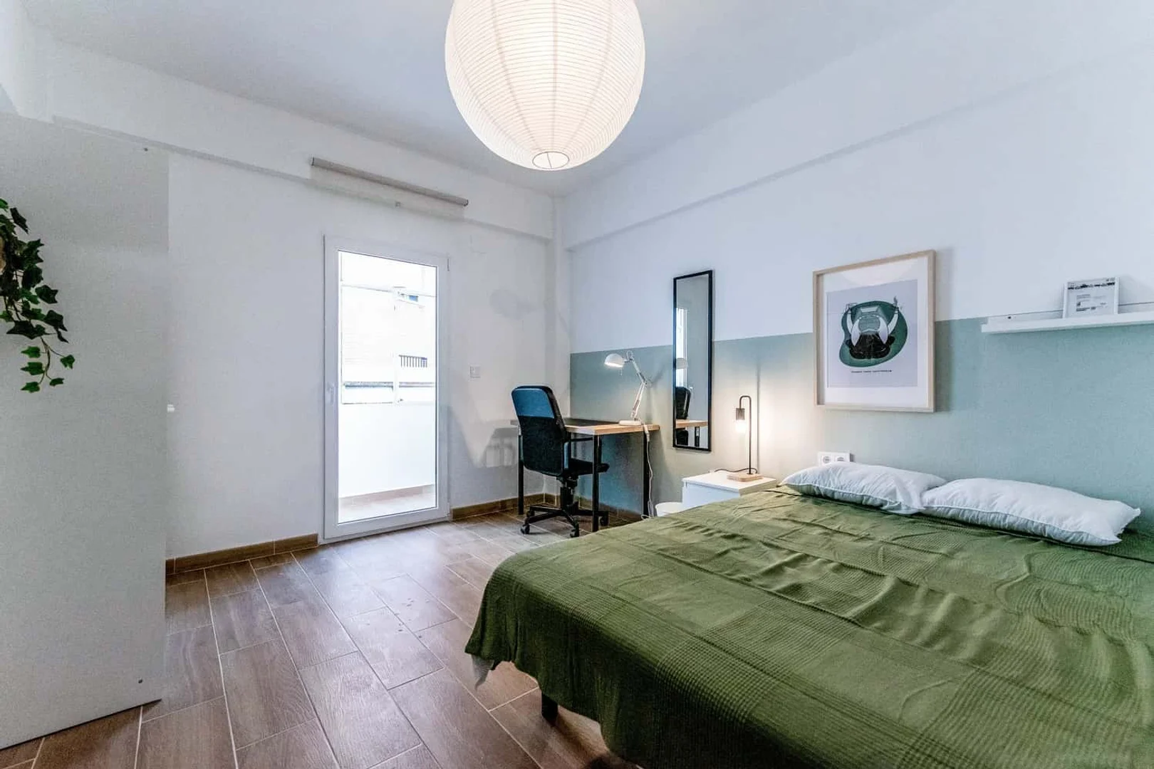 Habitación estudiantil luminosa y aireada con fácil acceso a la universidad en