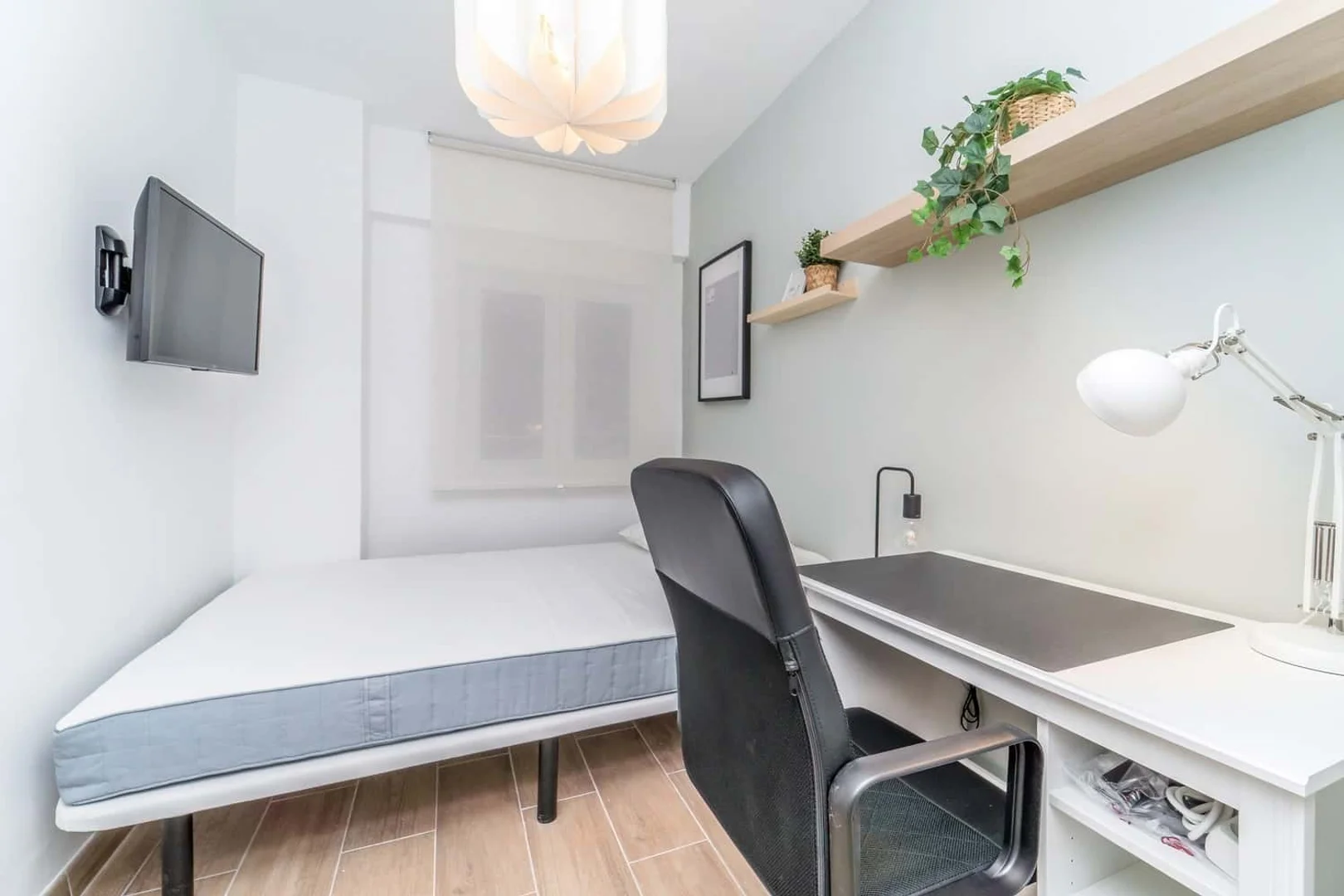 Chambre d'étudiant lumineuse et aérée avec accès facile à l'université dans