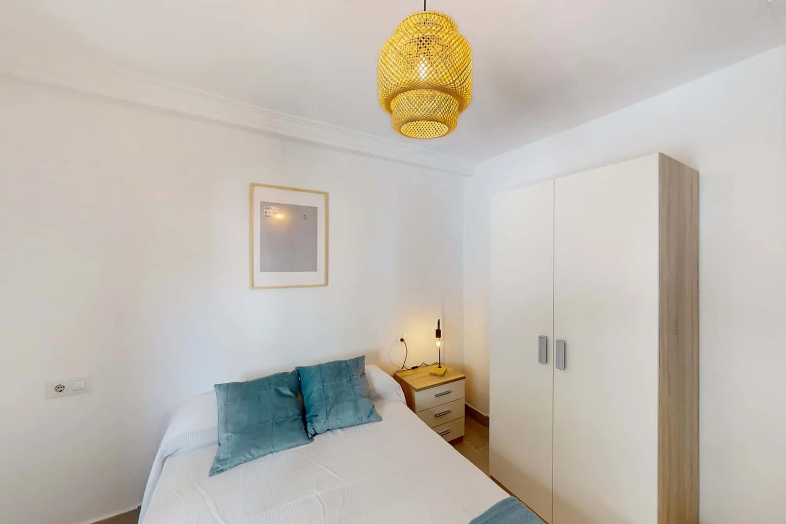 Habitación estudiantil amplia y cómoda en 
