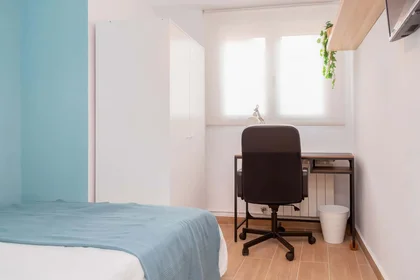 Quarto privado em C. de Las Navas de Tolosa, 46, 3º puerta a, Delicias, 50010 Zaragoza, Spain, imagem 3 de 35