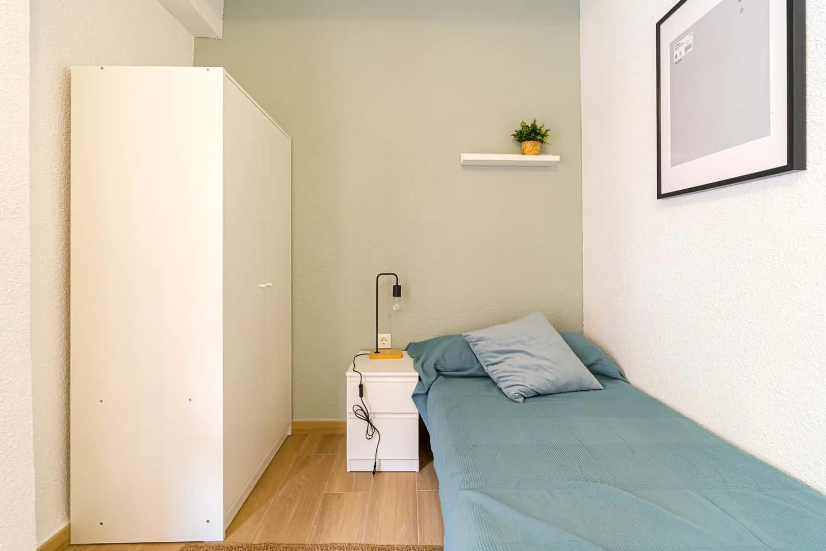 Comfortable and spacious student room in 