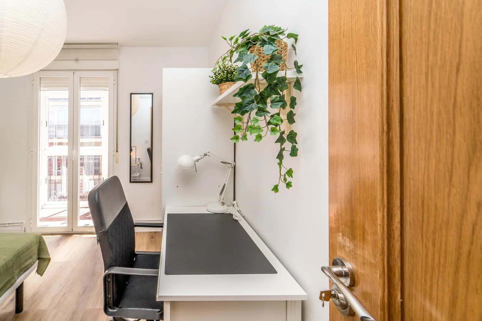 Chambre d'étudiant à  avec espace d'étude et installations communes