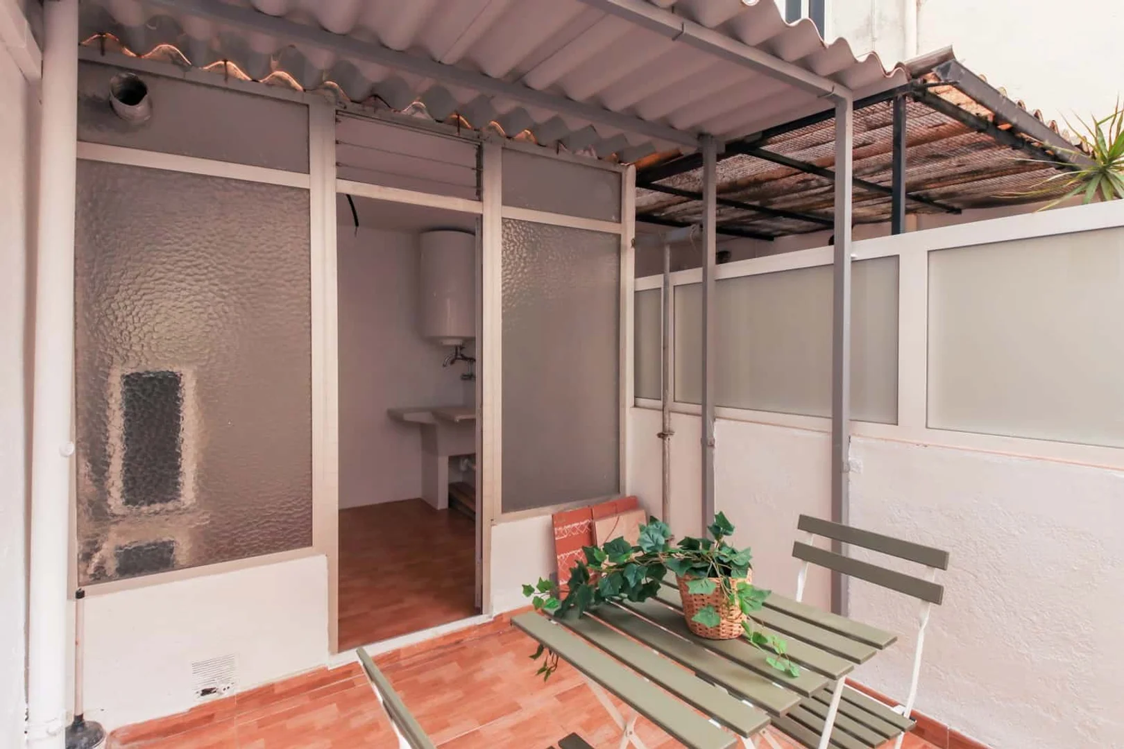 Habitación estudiantil amplia y cómoda en 