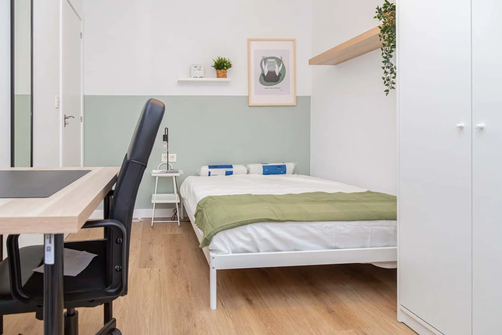 Habitación para estudiantes en con área de estudio y facilidades compartidas