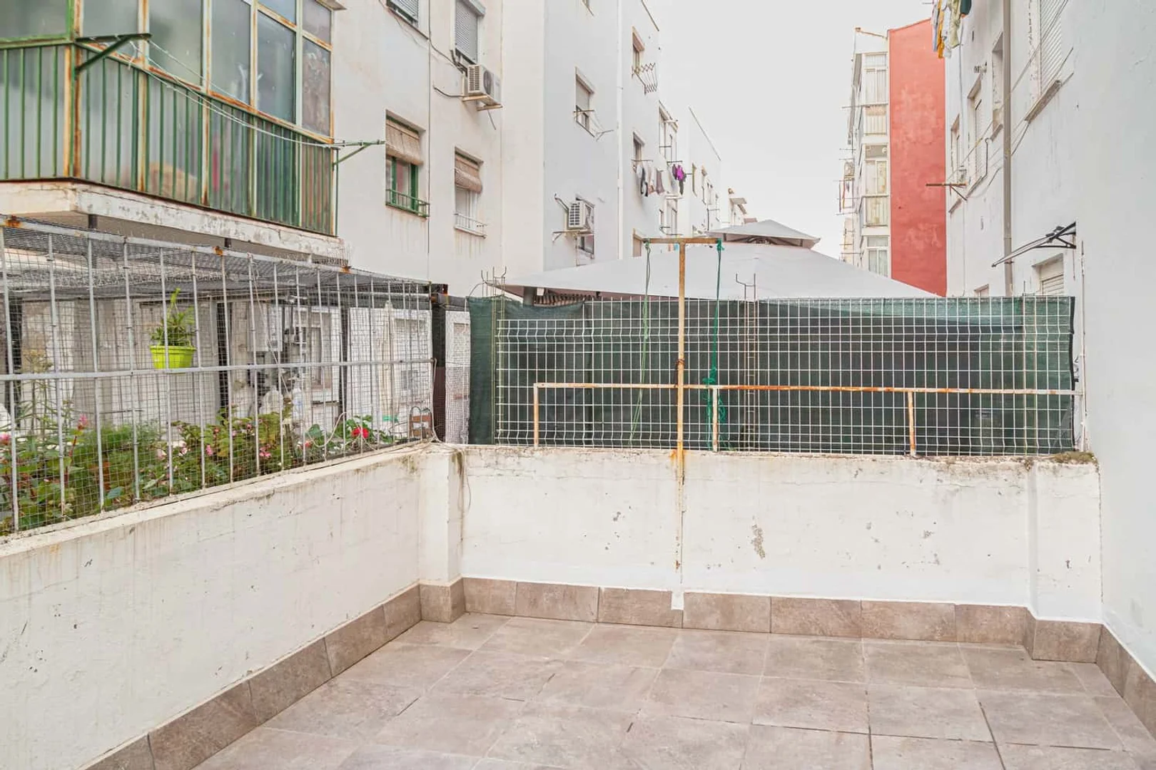 Habitación estudiantil luminosa y aireada con fácil acceso a la universidad en