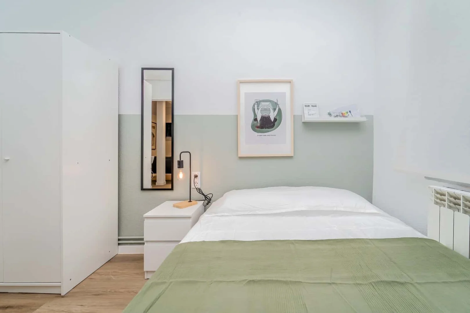 Chambre d'étudiant à  avec espace d'étude et installations communes