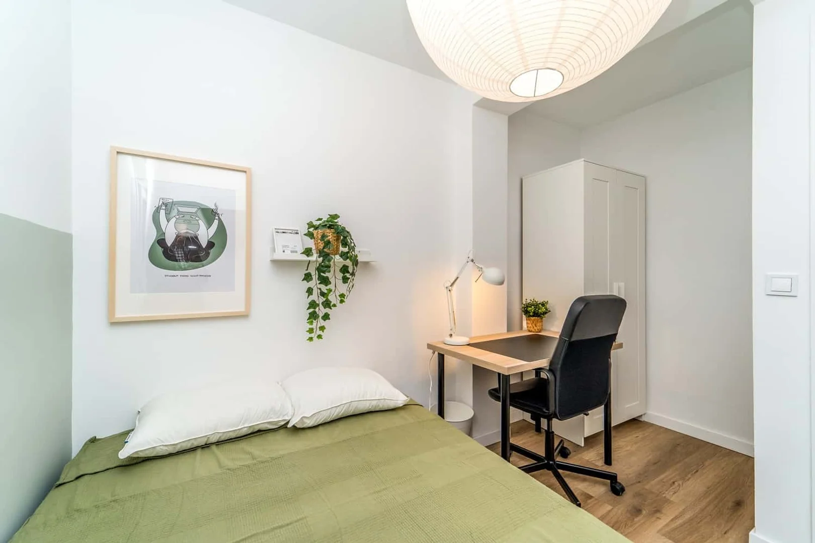 Comfortable and spacious student room in 
