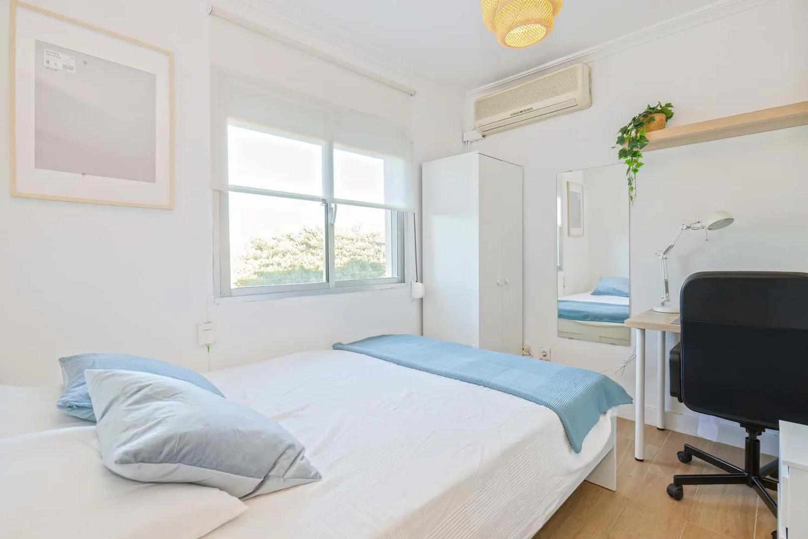 Habitación estudiantil luminosa y aireada con fácil acceso a la universidad en 