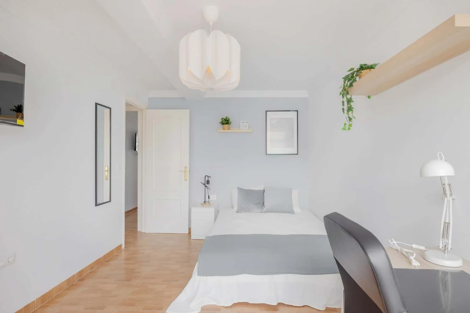 Habitación asequible para estudiantes con buena iluminación en