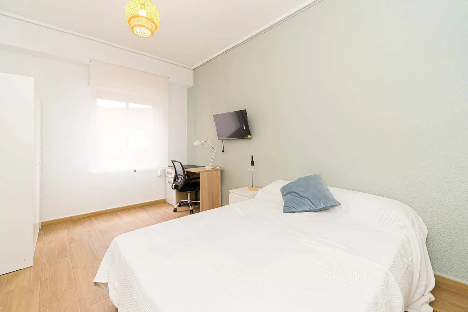 Bright and airy student room with easy university access in 