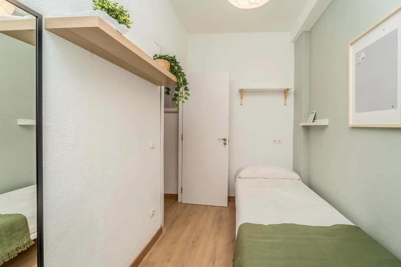 Zimmer in Studentenwohnung in  zu vermieten, voll möbliert