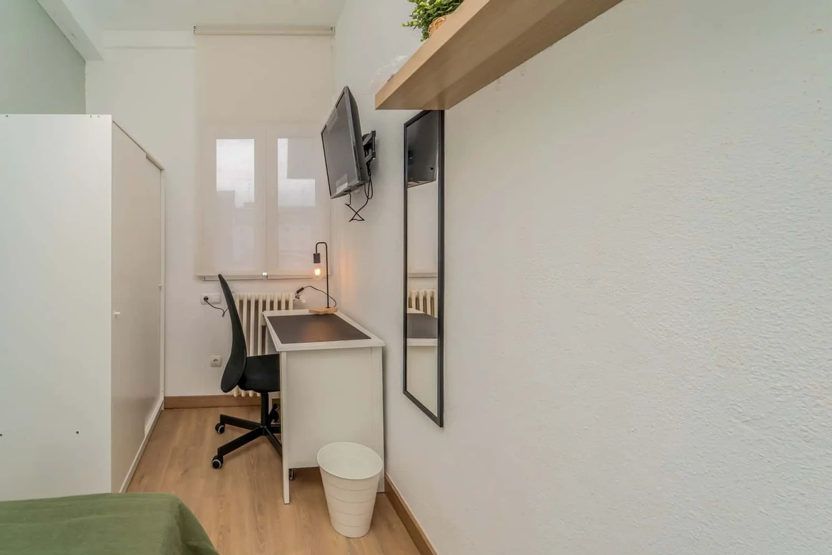 Studentenzimmer in  mit Arbeitsbereich und Gemeinschaftseinrichtungen