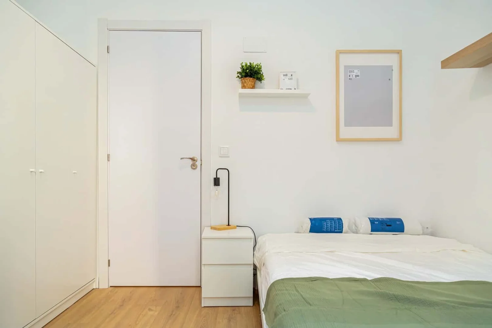 Habitación estudiantil luminosa y aireada con fácil acceso a la universidad en 