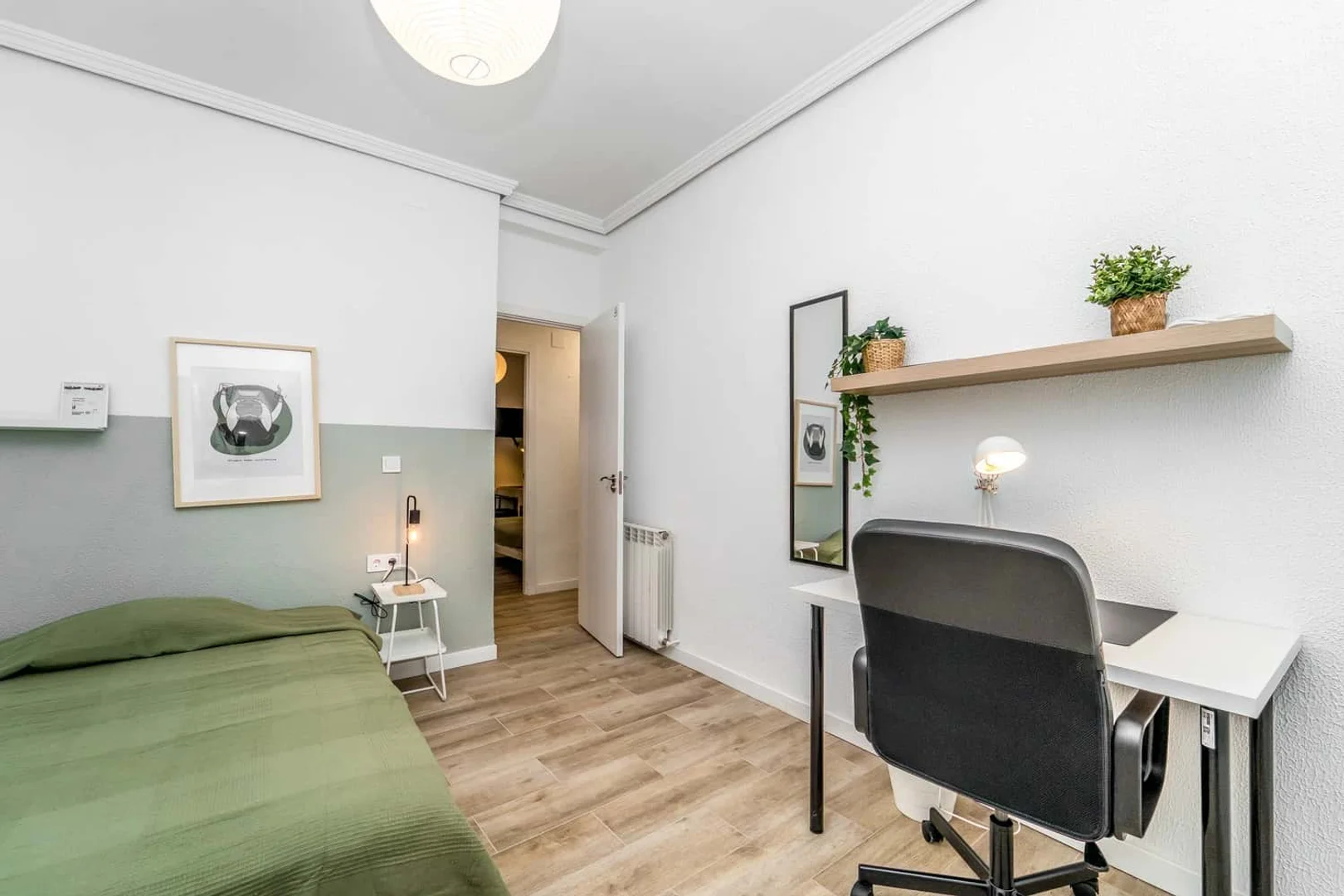 Chambre abordable pour les étudiants avec un bon éclairage dans 