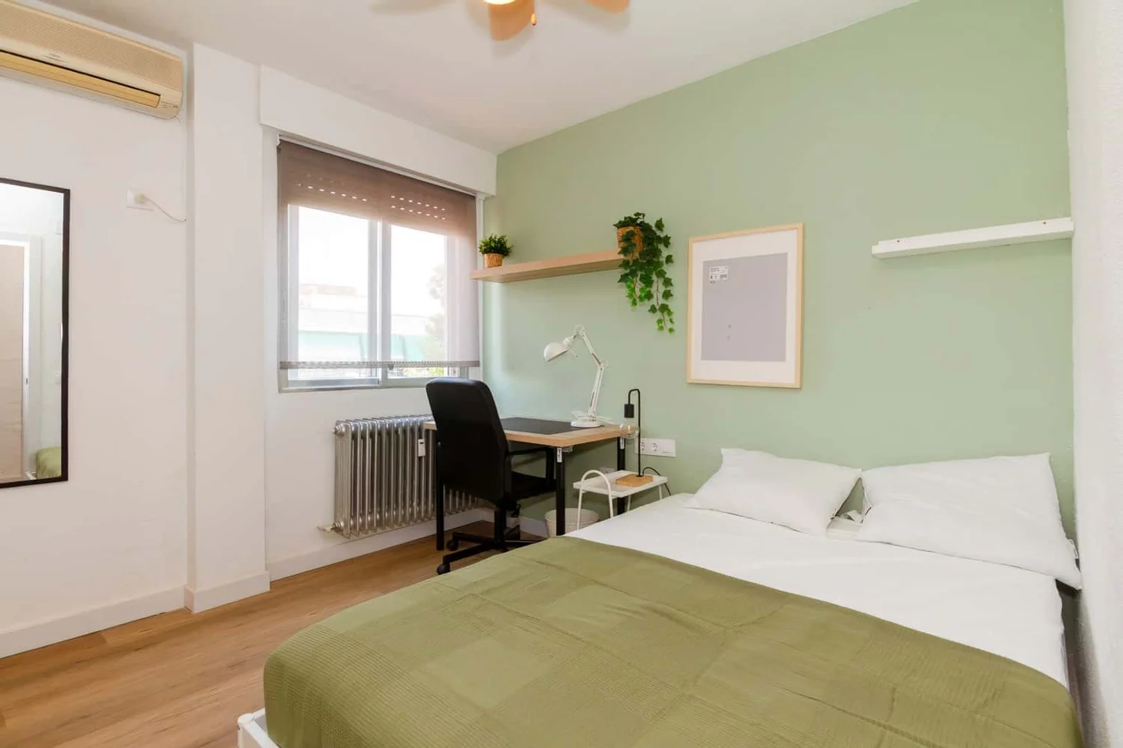 Habitación acogedora para estudiantes disponible en 