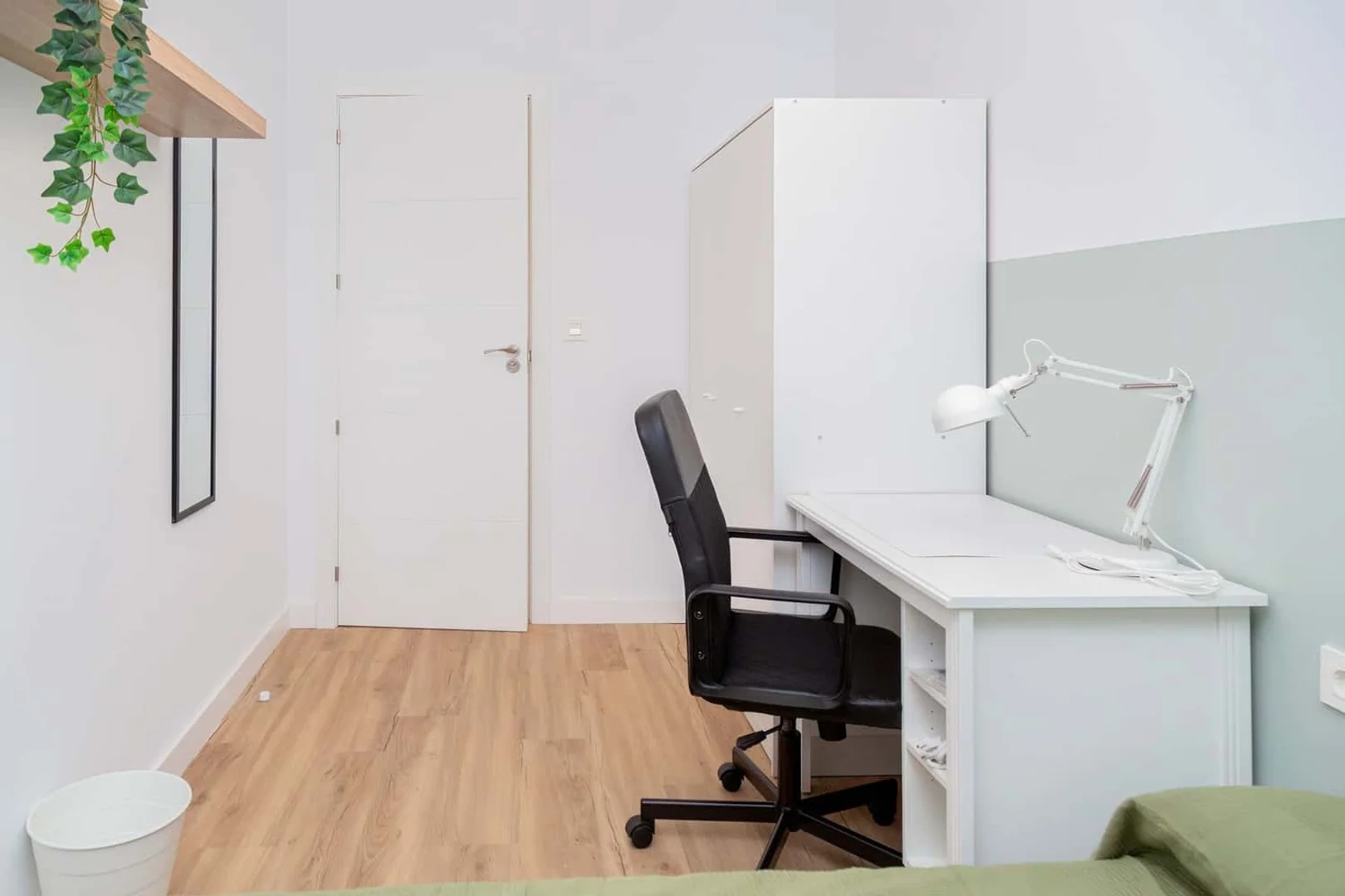 Habitación estudiantil funcional perfecta para estudiar en 