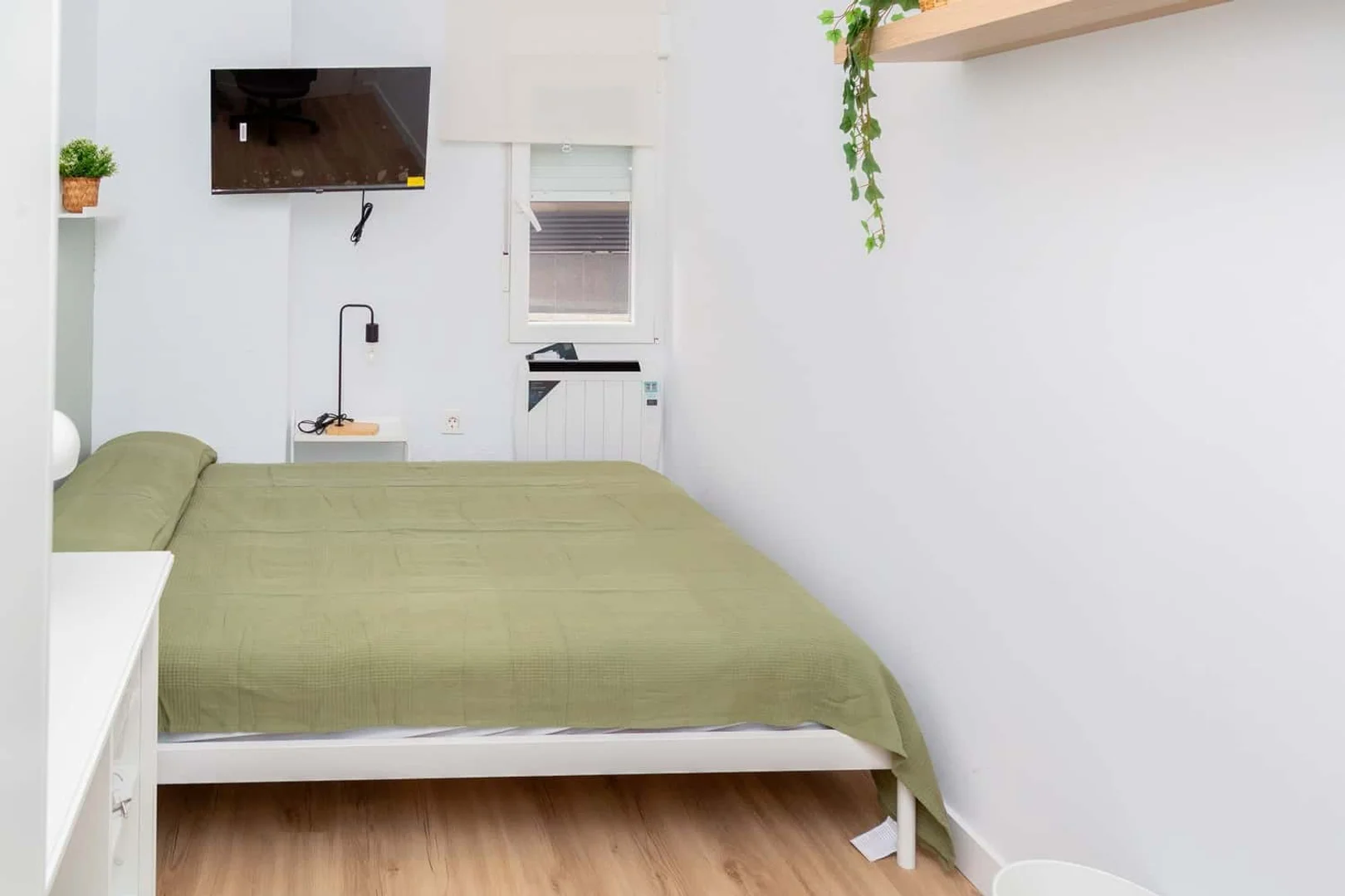Habitación estudiantil luminosa y aireada con fácil acceso a la universidad en 