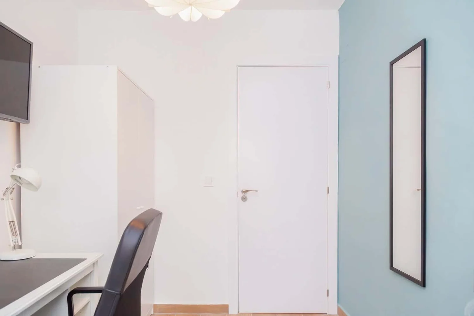 Quarto acessível para estudantes com iluminação ampla em 