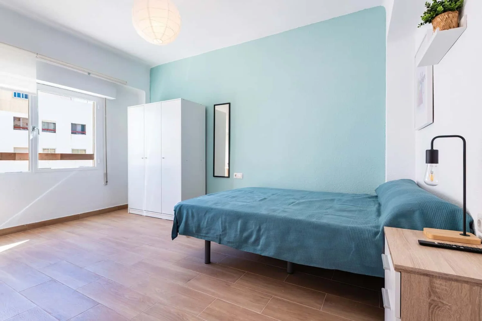 Habitación estudiantil amplia y cómoda en 