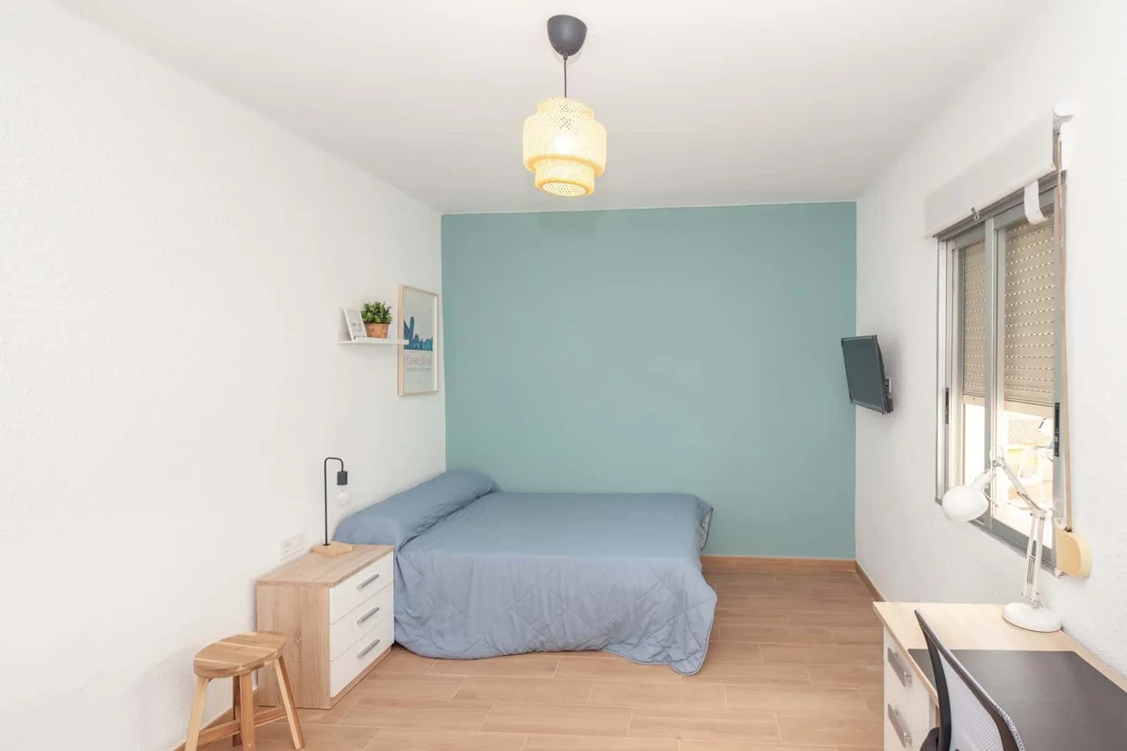 Habitación estudiantil luminosa y aireada con fácil acceso a la universidad en 