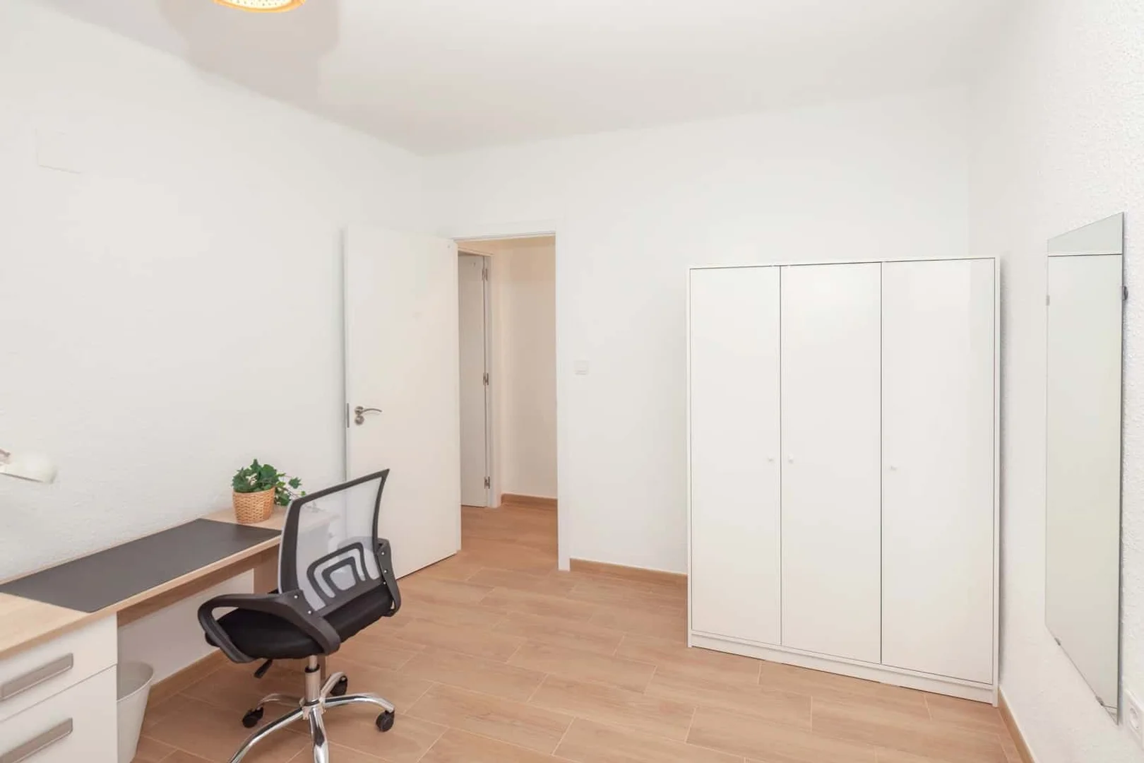 Habitación estudiantil luminosa y aireada con fácil acceso a la universidad en 