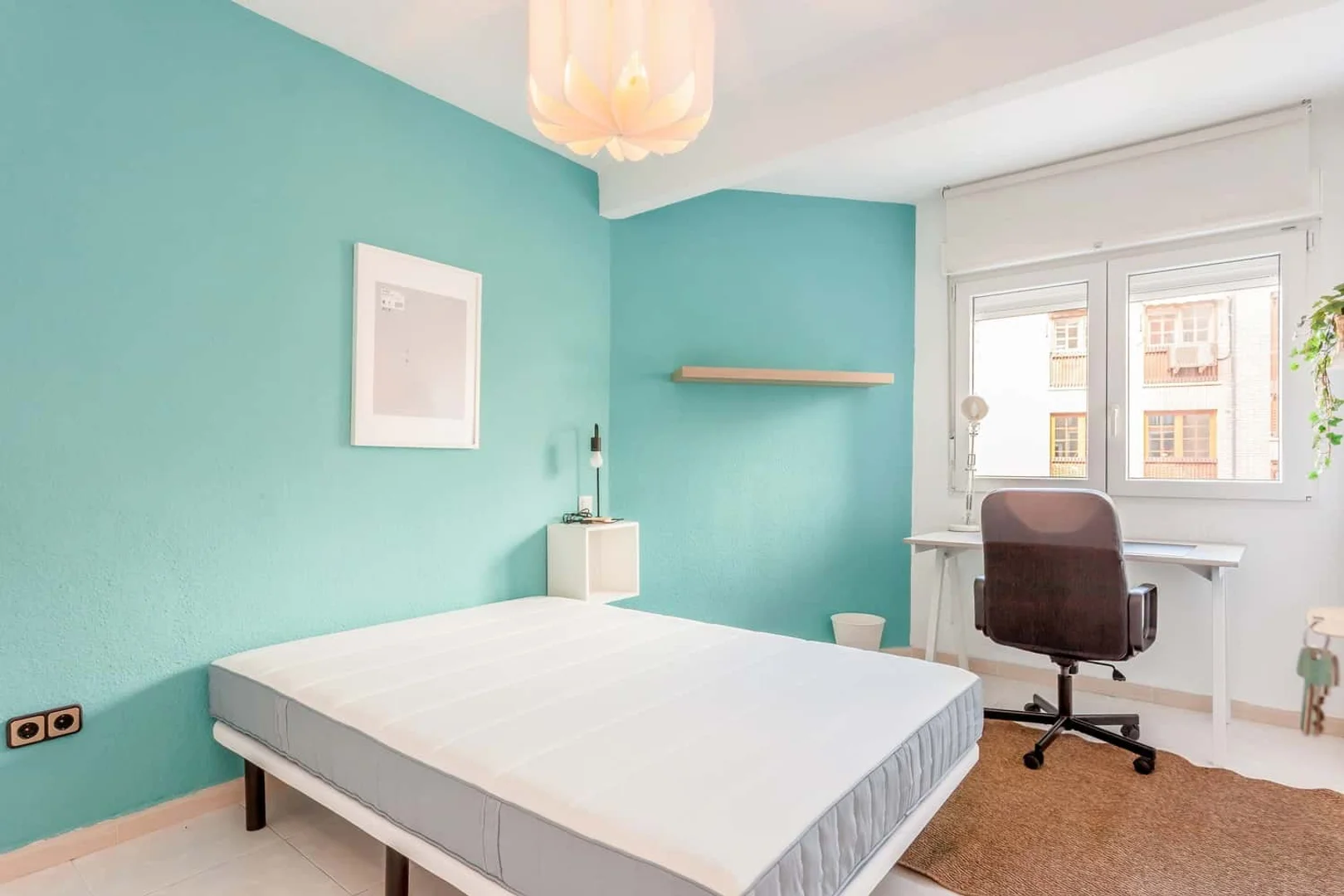 Quarto de estudante em  com área de estudo e instalações partilhadas
