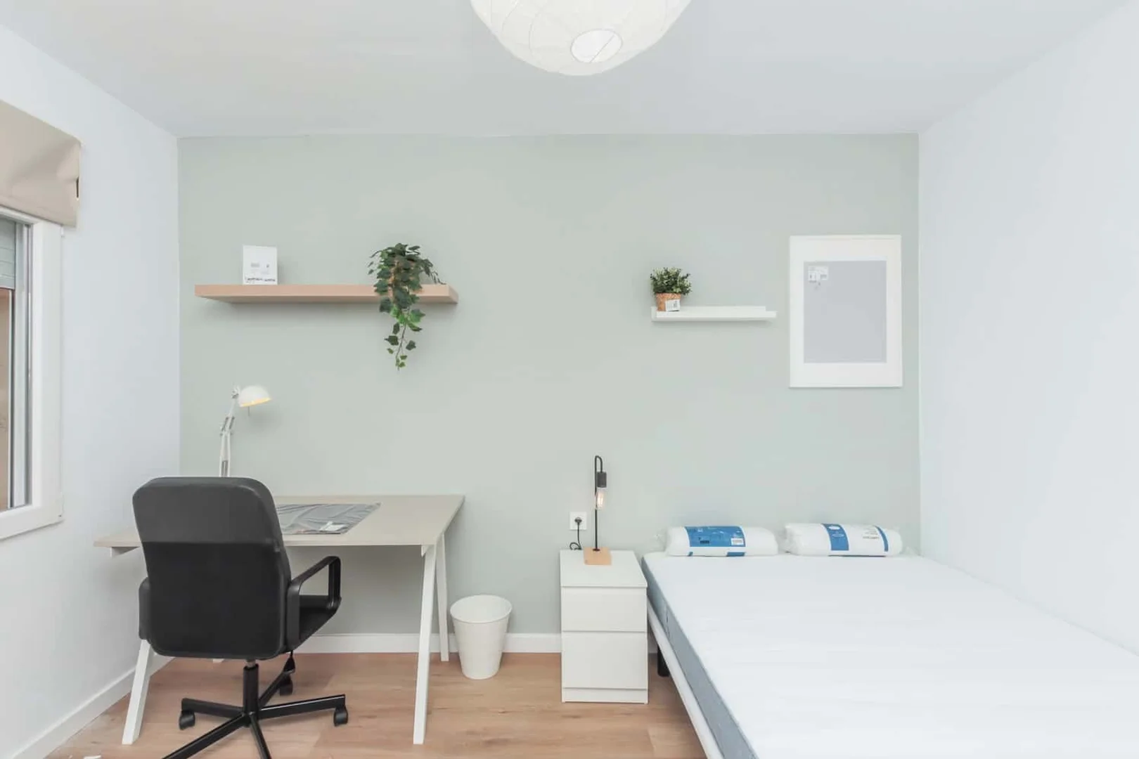 Chambre conviviale pour les étudiants dans  avec des équipements modernes