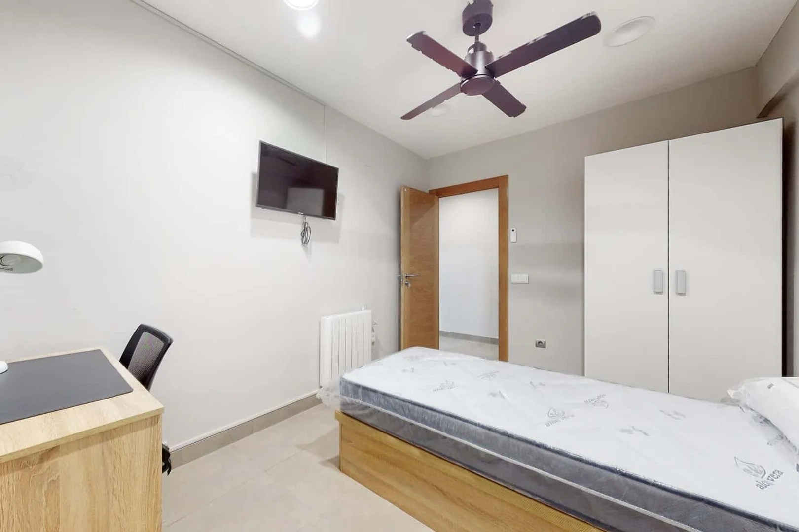 Habitación estudiantil luminosa y aireada con fácil acceso a la universidad en 
