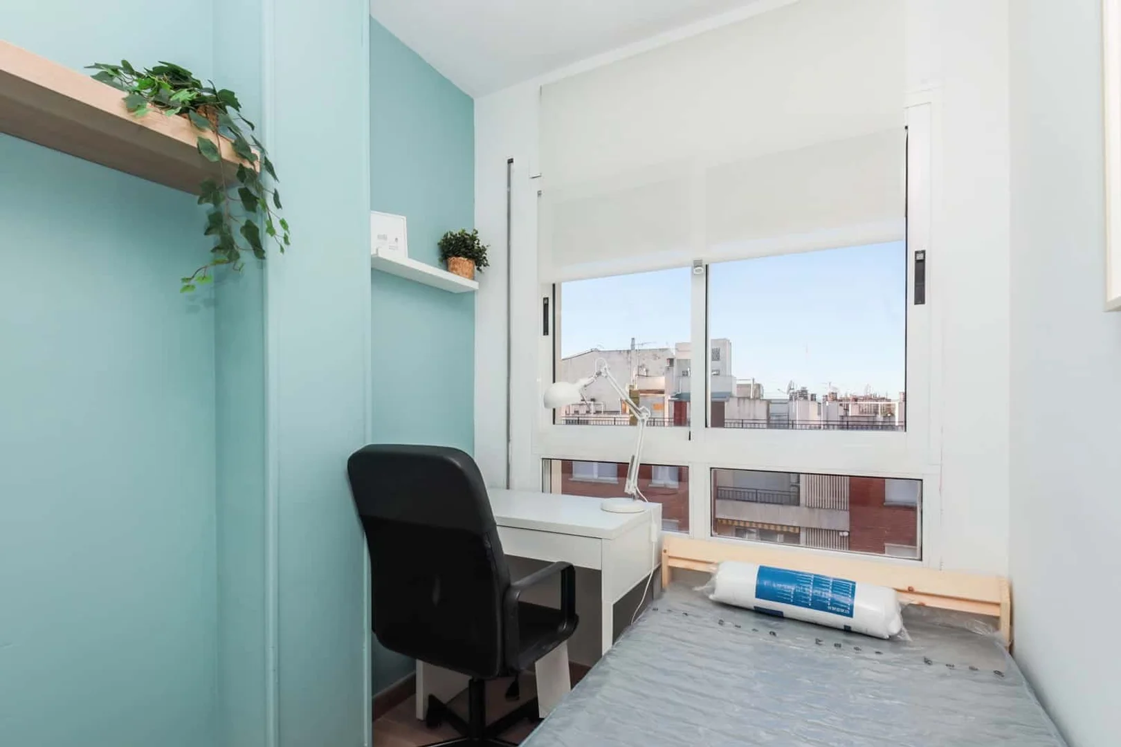 Habitación estudiantil funcional perfecta para estudiar en 