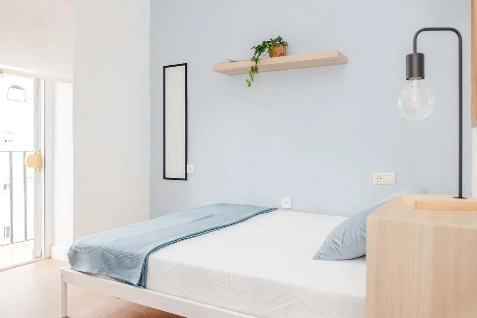 Habitación estudiantil luminosa y aireada con fácil acceso a la universidad en