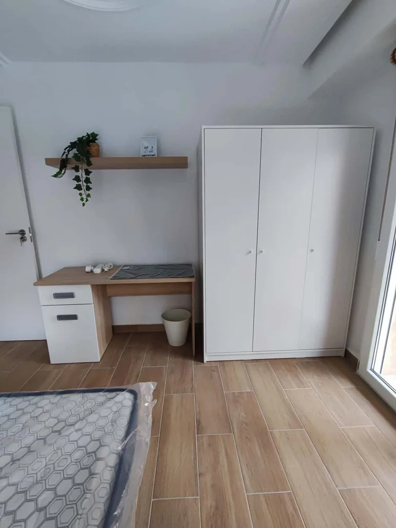 Bright and airy student room with easy university access in 