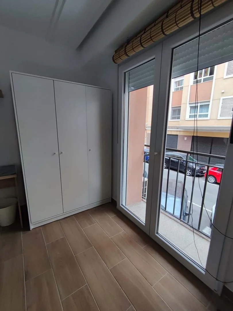 Comfortable and spacious student room in 