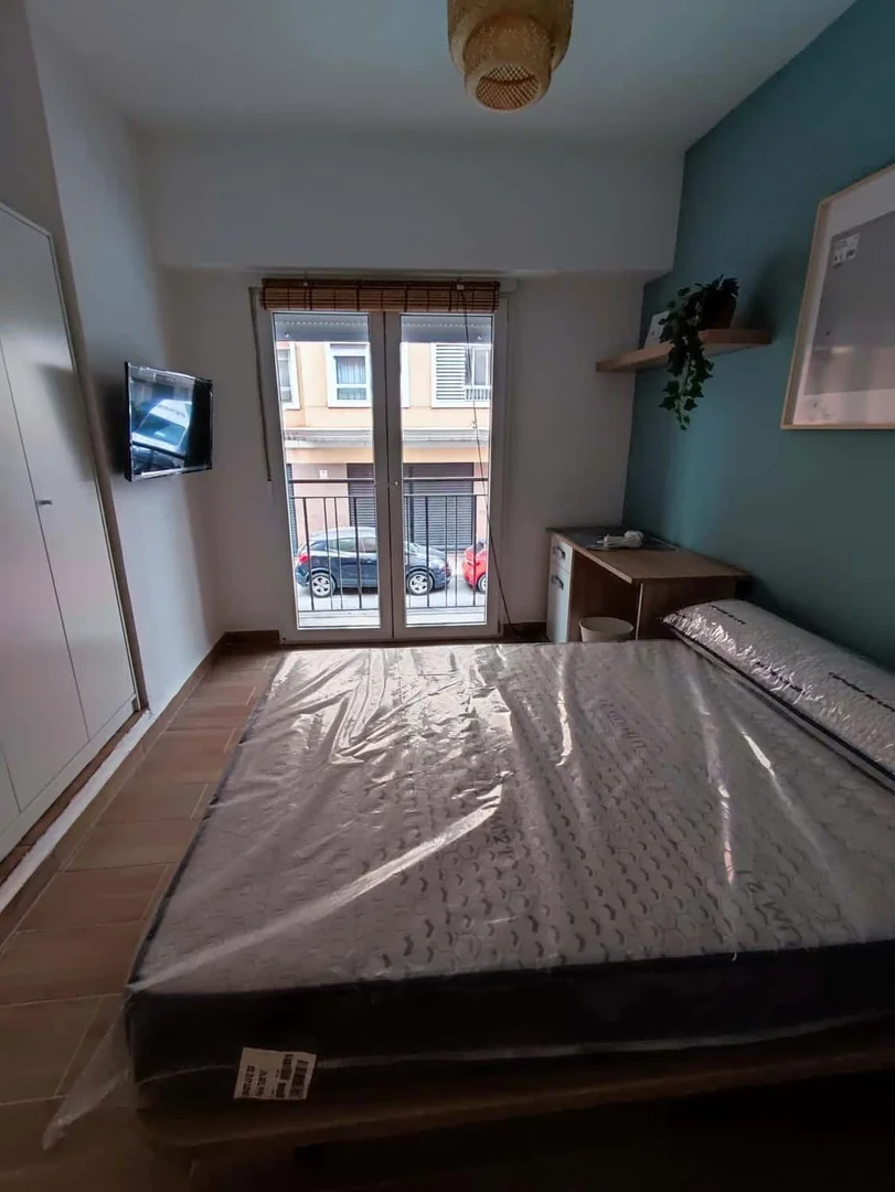 Economical student room with convenient location in 
