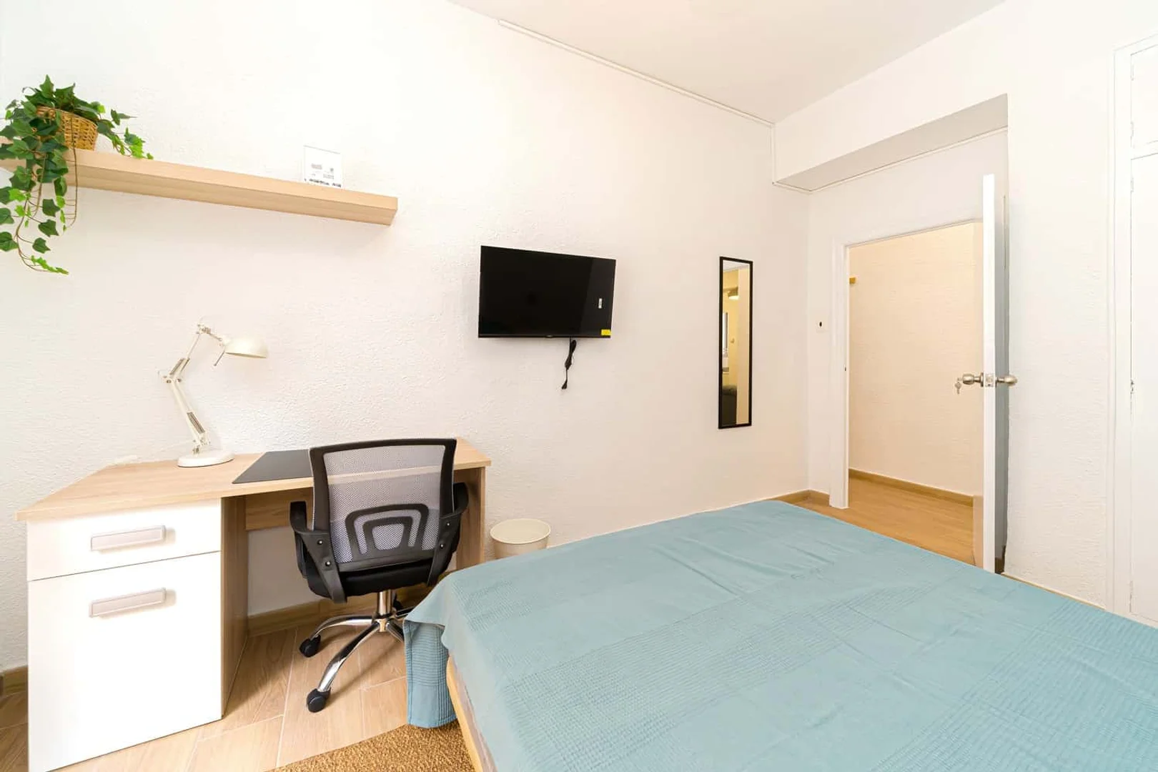 Cozy room for students available in 