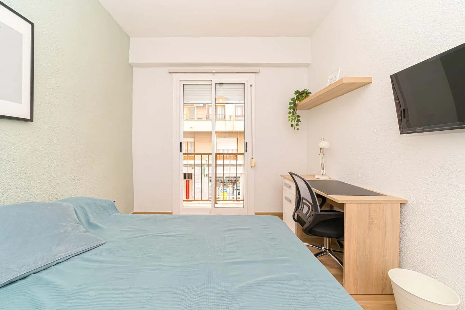 Comfortable and spacious student room in 