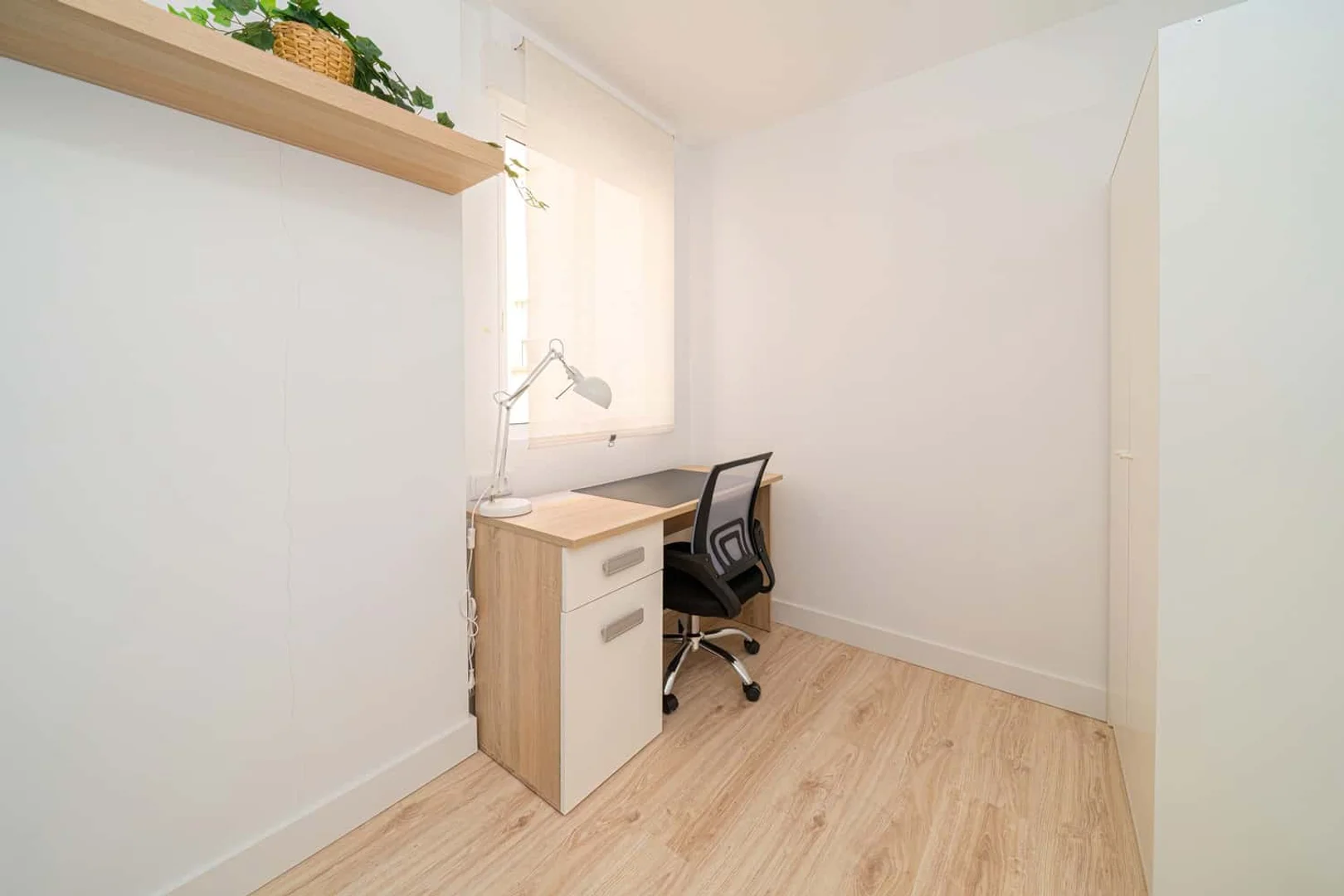 Bright and airy student room with easy university access in 