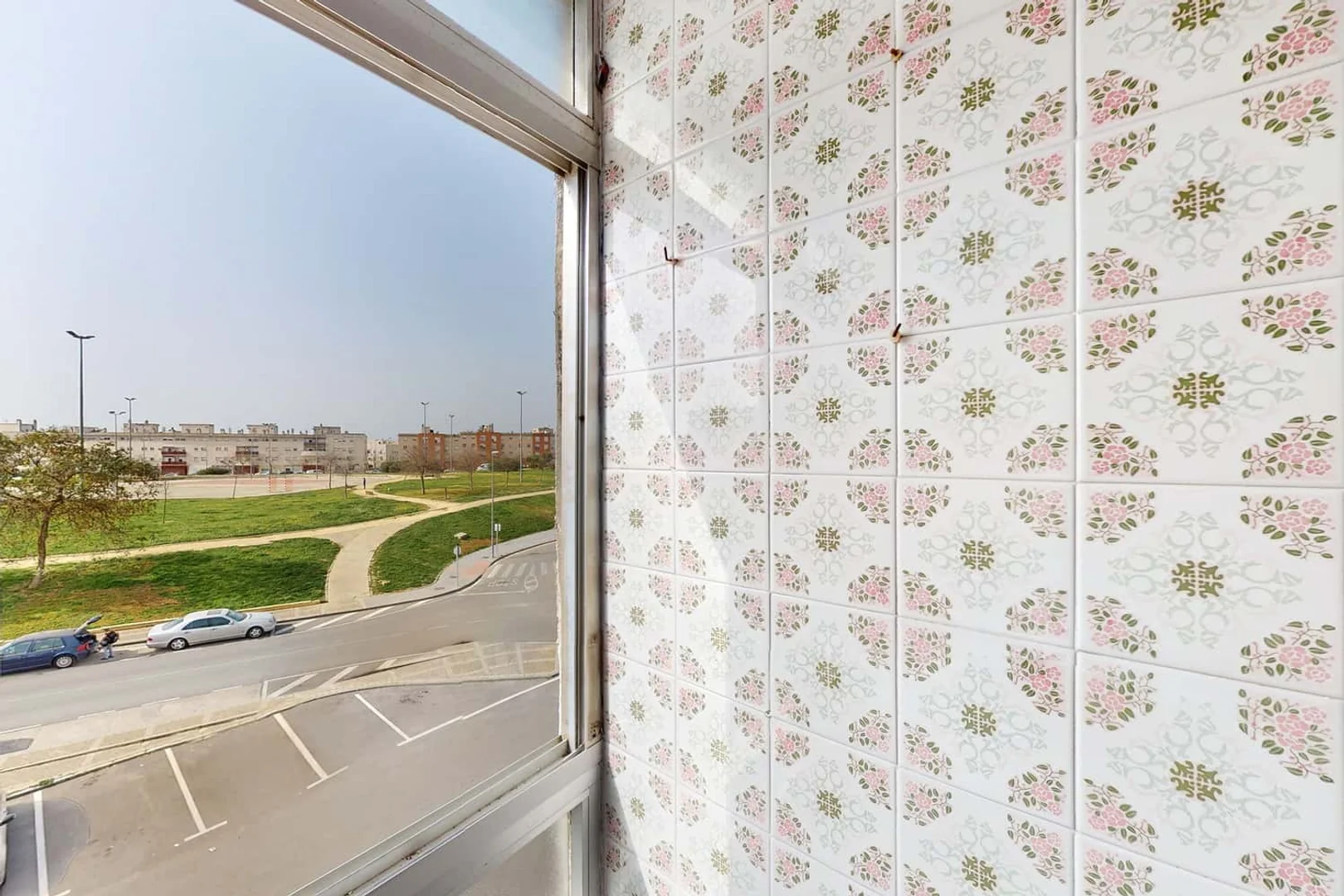 Habitación estudiantil luminosa y aireada con fácil acceso a la universidad en 